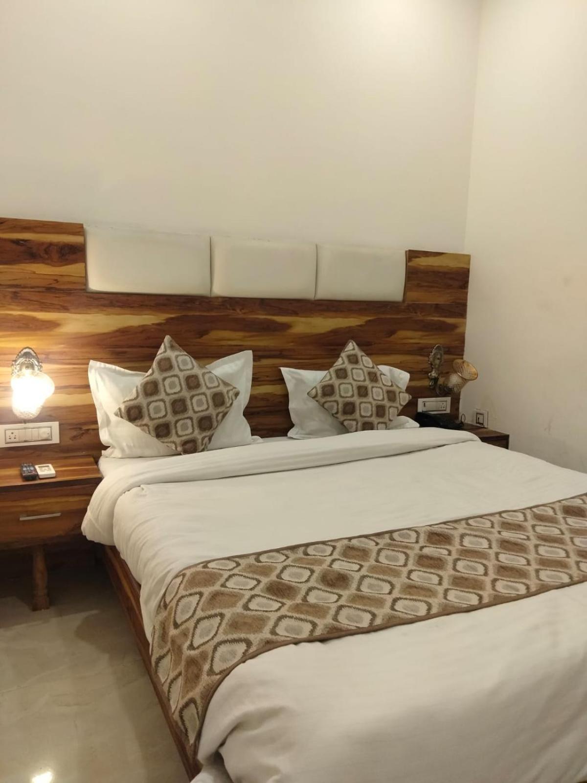 Hotel D Plaza Zirakpur Exterior photo
